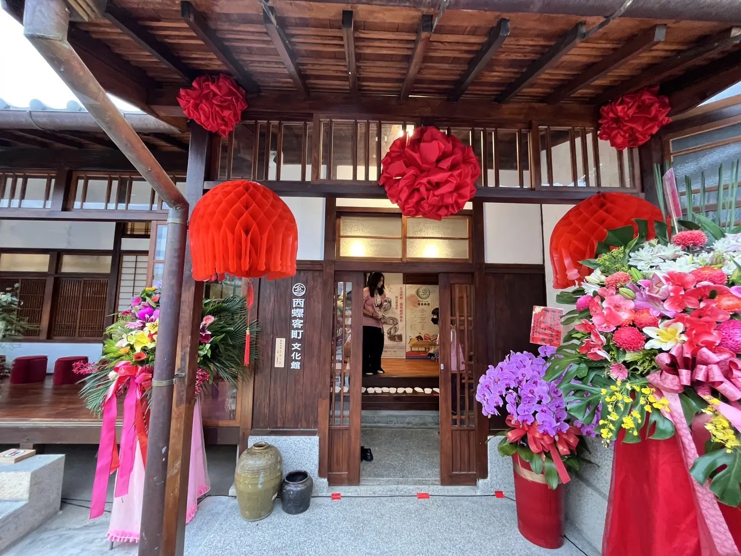 雲林縣西螺鎮「西螺客町文化館」15日晚間舉行開幕典禮，歷史建築「西螺街長宿舍」修復後重新活化，成為認識地方歷史與詔安客家文化的新據點。客委會提供