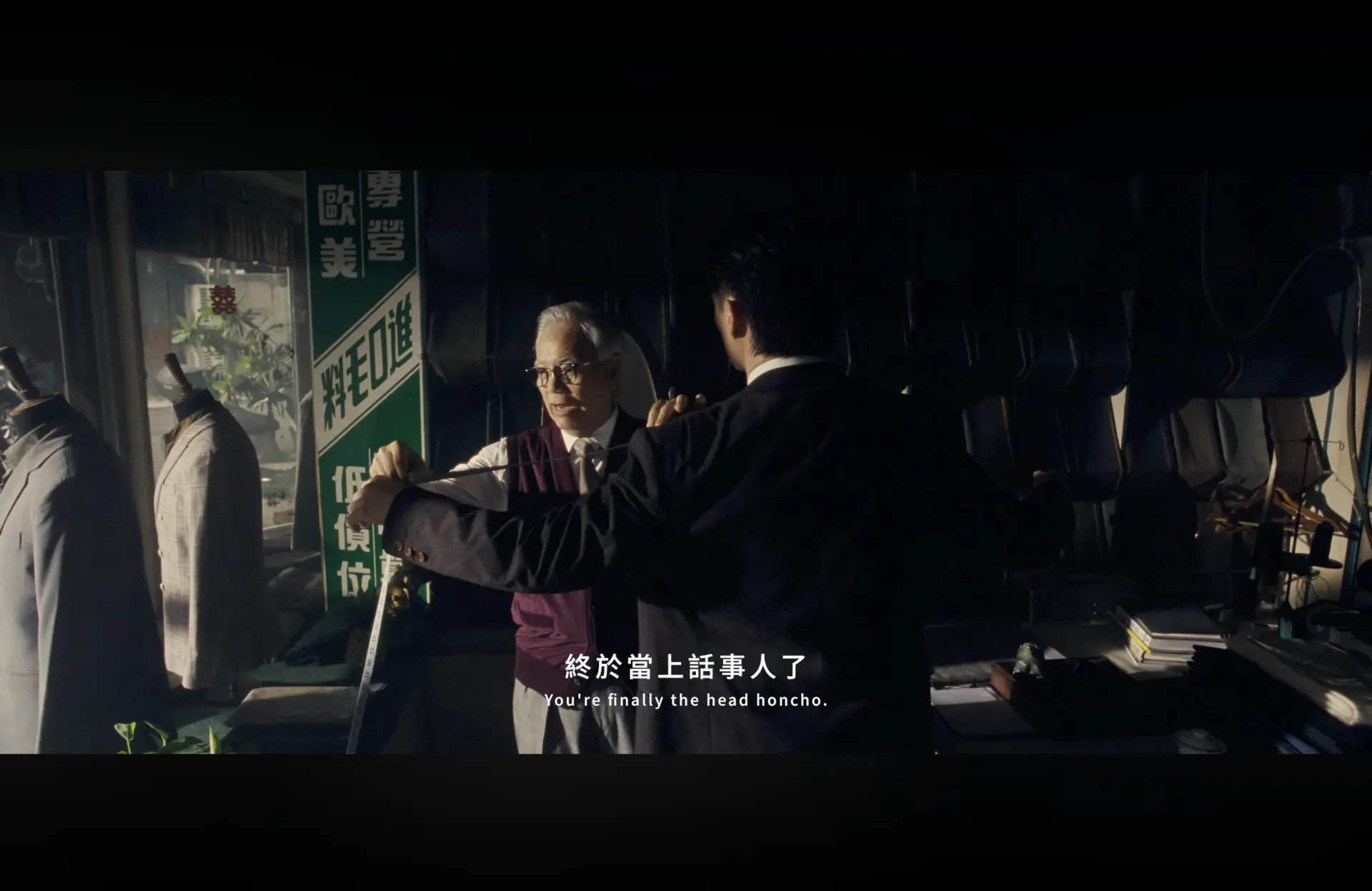 香港資深演員「田啟文」化身裁縫師傅，替觀眾解謎：到底為什麼找上柯煒林擔綱主持。翻攝自金馬影展TGHFF YT