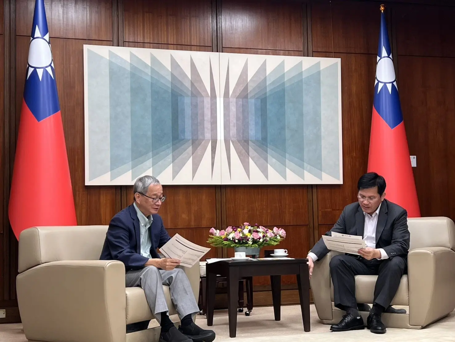 文化部長李遠（左）及外交部長林佳龍（右）堅持爭取以「臺灣館（Taiwan Pavilion）」參與韓國光州雙年展，對於主辦單位若強行違反合約，要求臺灣更名或有其他處置，臺灣不排除採取必要行動。文化部提供