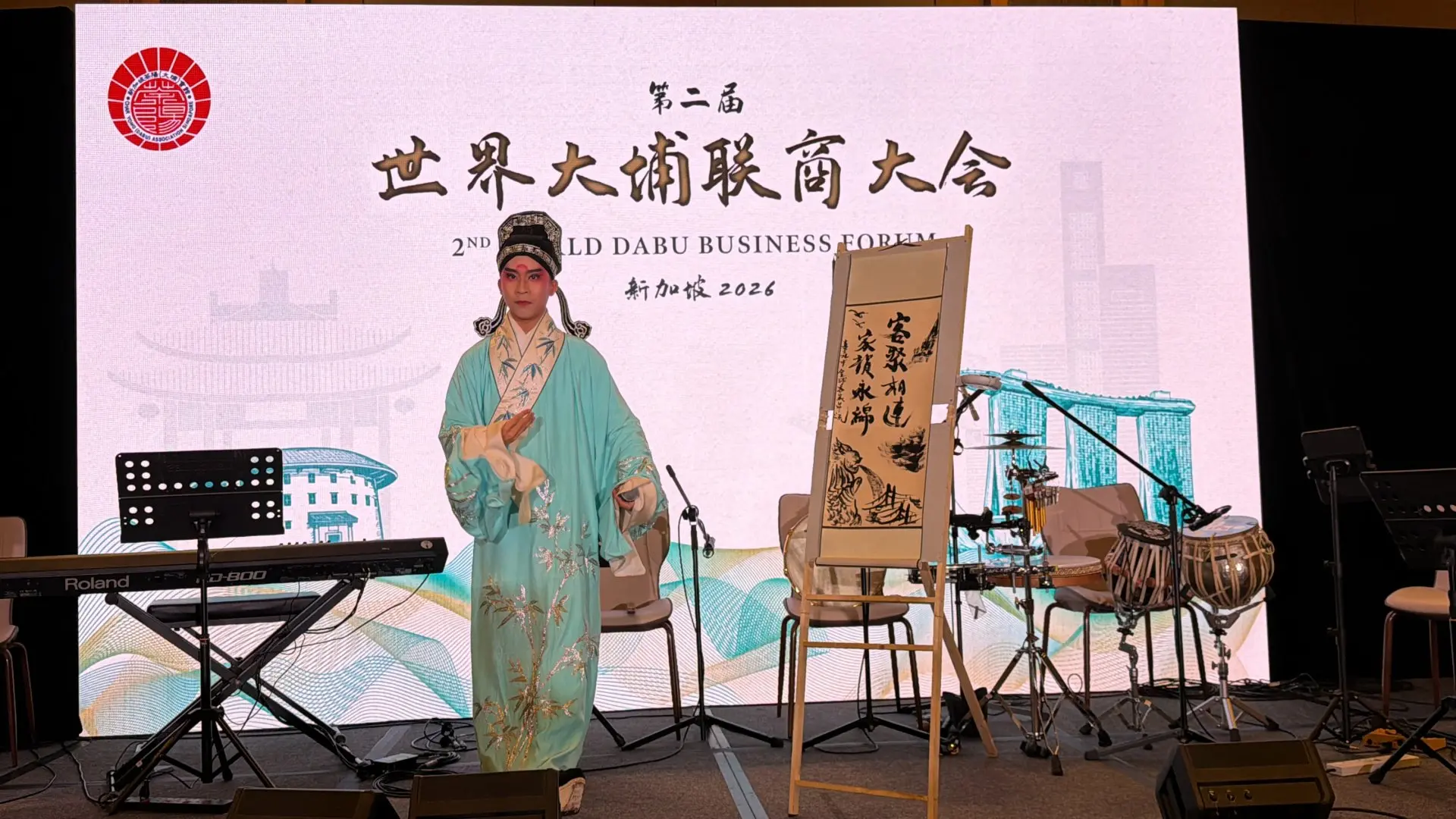 青年團成員黃品勝於歡迎酒會上表演結合客家大戲與書畫藝術的跨域創作《戲墨南洋》。北市客基會提供