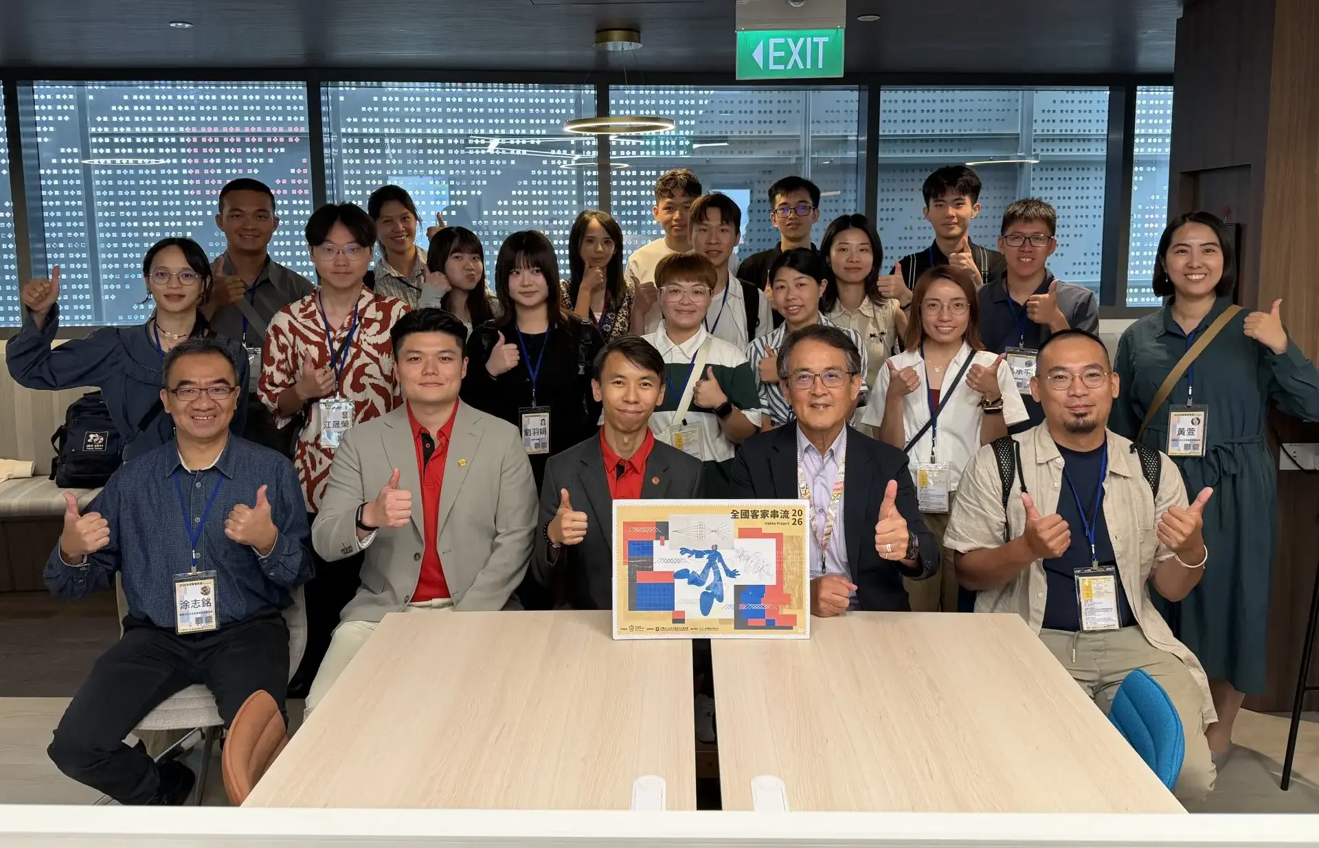 台北客家青年團與新加坡客家青年團交流合照。北市客基會提供