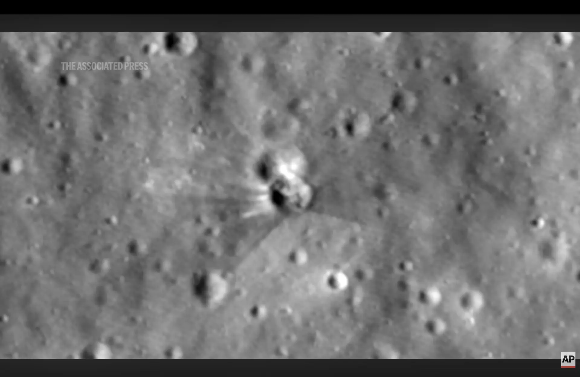 美國國家航空暨太空總署(NASA)今(19)天公布最新影像,呈現本月稍早太空探索科技公司(SpaceX)火箭撞擊月球留下的撞擊坑(圖正中央處)。圖為撞擊後。翻攝自NASA影像