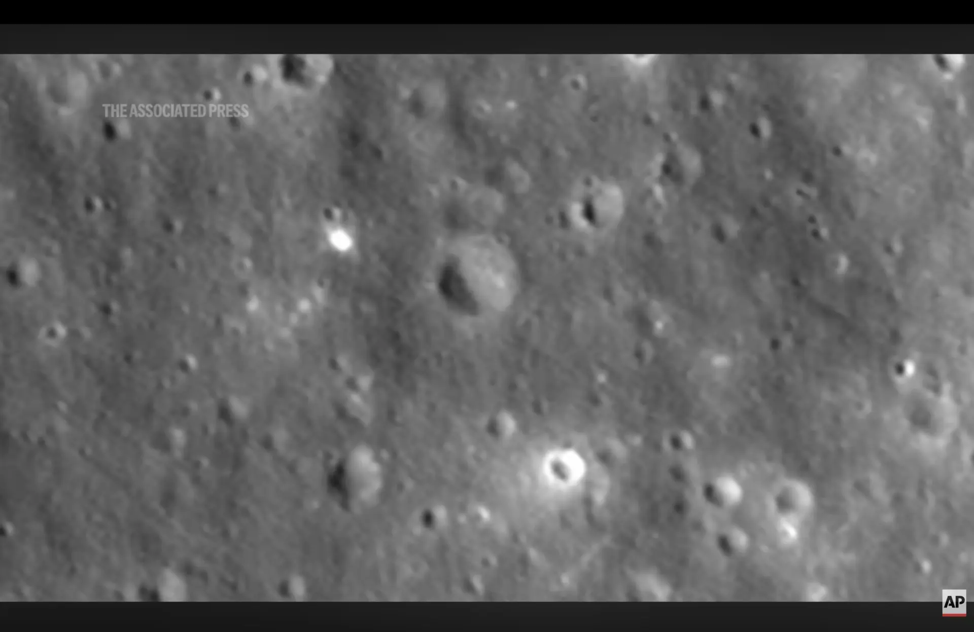 美國國家航空暨太空總署(NASA)今(19)天公布最新影像,呈現本月稍早太空探索科技公司(SpaceX)火箭撞擊月球留下的撞擊坑。圖為撞擊前。翻攝自NASA影像