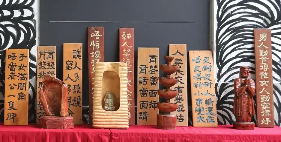 花蓮客家博覽會技藝展區老師：木雕藝術家蔡平陽此次展演以抽象木雕為主，融入客家諺語，透過木材的形體與紋理保存人生記憶，傳遞客家語言與文化精神。花蓮縣政府客家事務處提供