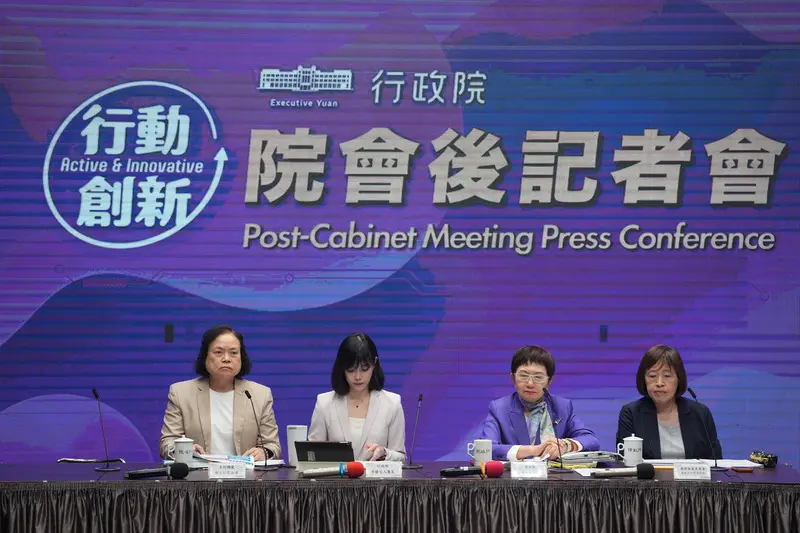 行政院會20日拍板116年度中央政府總預算，行政院發言人李慧芝（左2）與財政部長莊翠雲（右2）、主計總處主計長陳淑姿（左）、國發會副主委高仙桂（右）出席院會後記者會說明。中央社