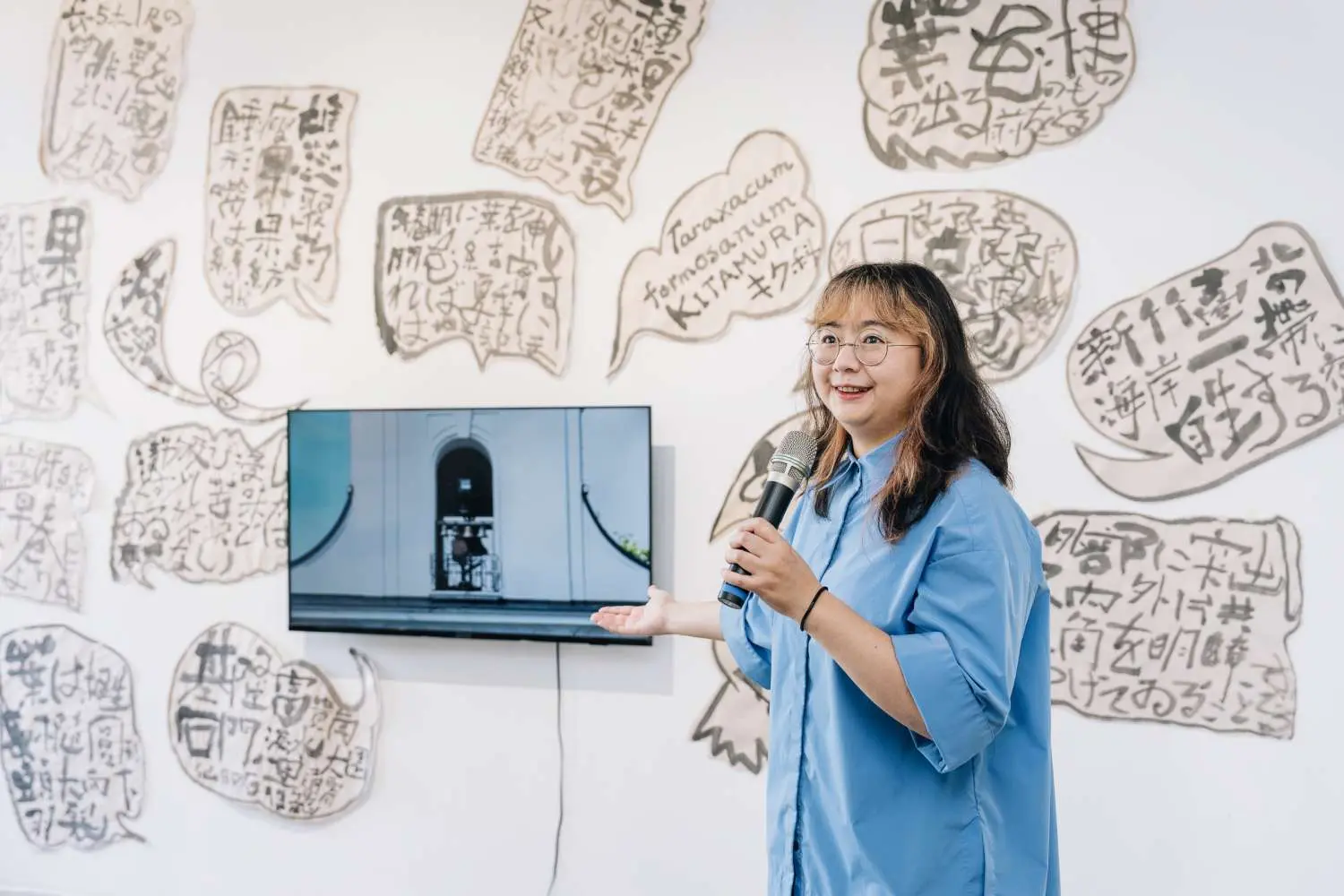 策展人陳念庭解說作品表示及故事。新竹市政府提供