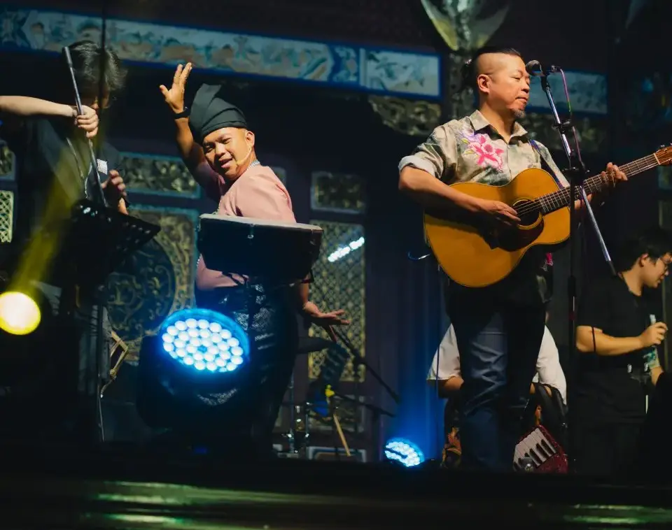 夜幕下，打幫你樂團在檳城百年宗祠前開唱，客語歌聲迴盪於古老建築間。活聲聲音樂文化提供