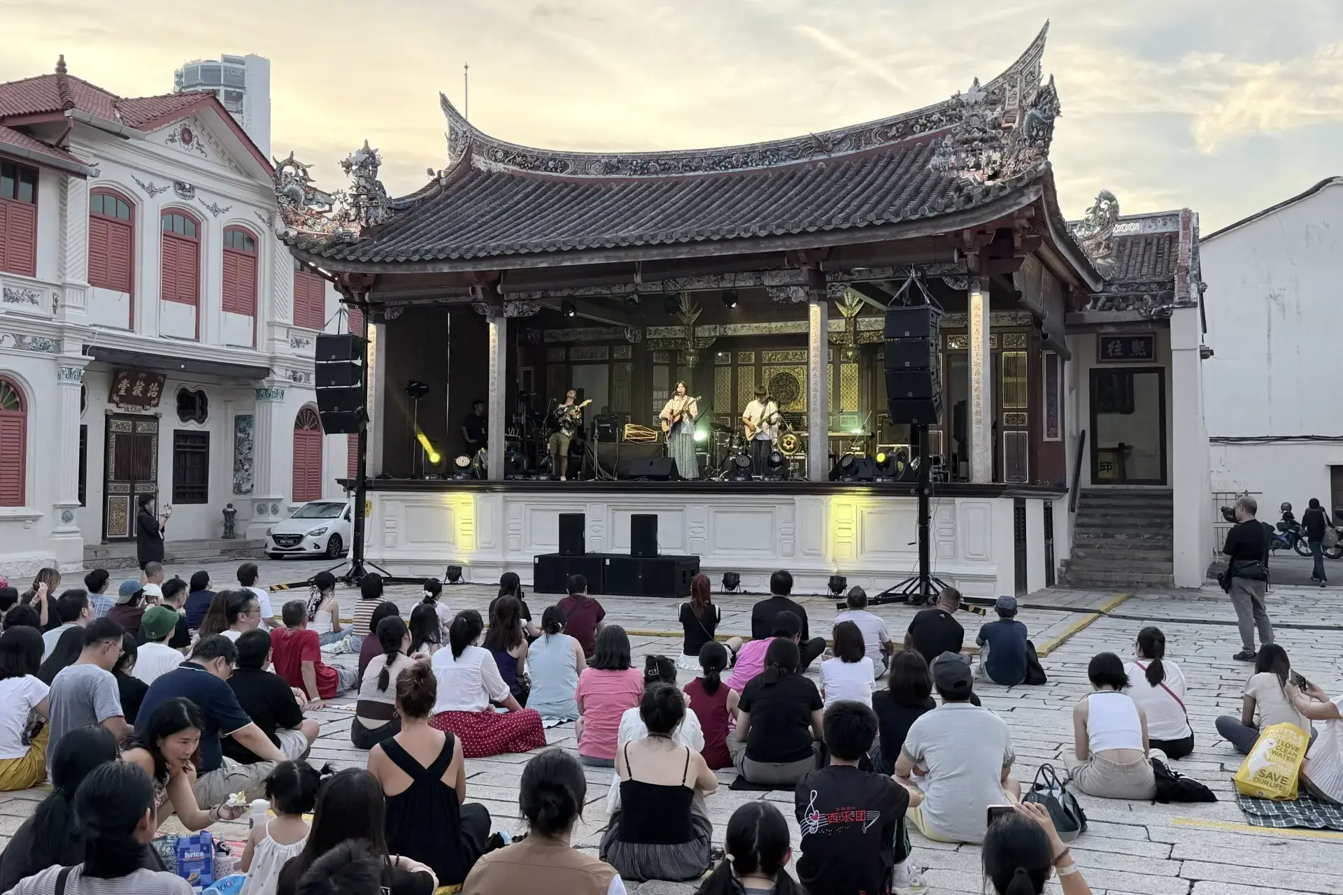 打幫你樂團受邀登上馬來西亞喬治市藝術節，在世界文化遺產「龍山堂邱公司」前開唱，客語歌聲與南洋樂音交織，現場氣氛熱烈。活聲聲音樂文化提供