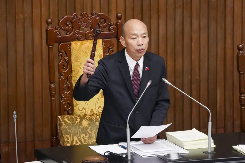 立法院會21日三讀通過學校衛生法部分條文修正草案，明定各級主管機關應協助學校備置生理用品，並推動月經教育，立法院長韓國瑜（圖）敲槌宣告通過。中央社