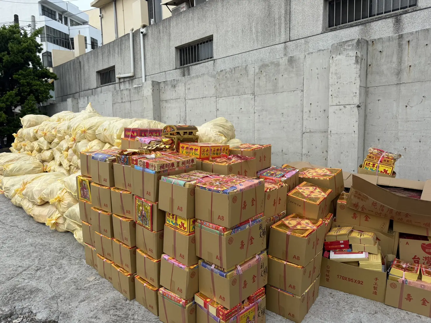 宮廟紙錢集中存放狀況。台中市環保局提供