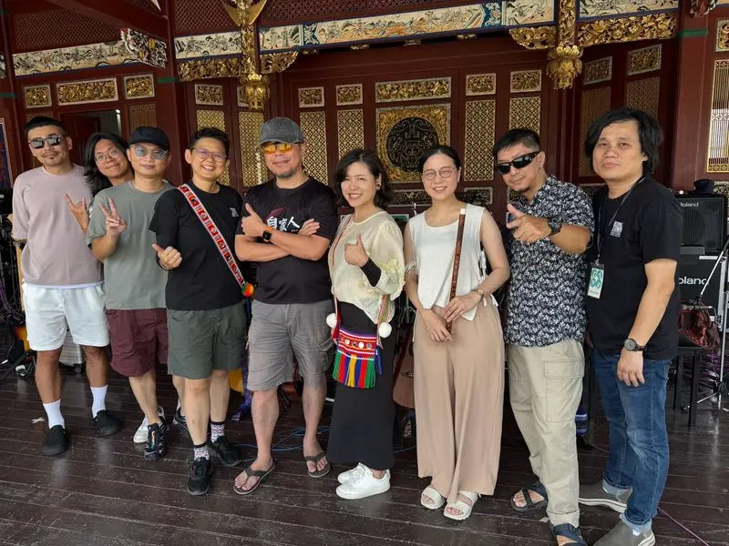 喬治市藝術節總監洪敏芝博士（左四）、駐馬來西亞台北經濟文化辦事處文化組組長溫玉珍博士（右四）與打幫你樂團成員合影。活聲聲音樂文化提供
