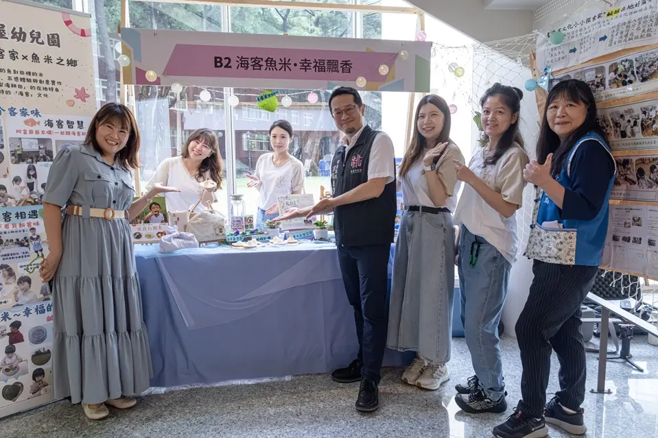 新屋幼兒園於課程中融入在地文化與「惜食」觀念,以濱海植物黃槿葉為造型製作陶盤,並將在地芋香米結合「鹹醢」製成飯糰,讓客語學習連結「海洋客家文化」。桃園市府客家局提供