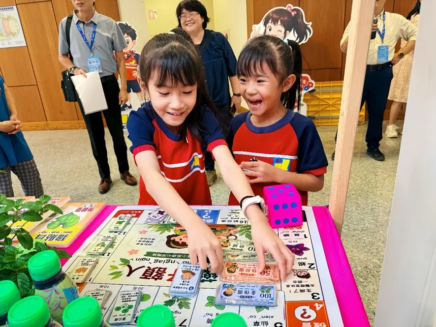 楊心國小透過自創桌遊及客家AI歌曲,打造互動有趣的學習模式,讓學童從栽種體驗逐步認識客家仙草藥文化。桃園市府客家局提供