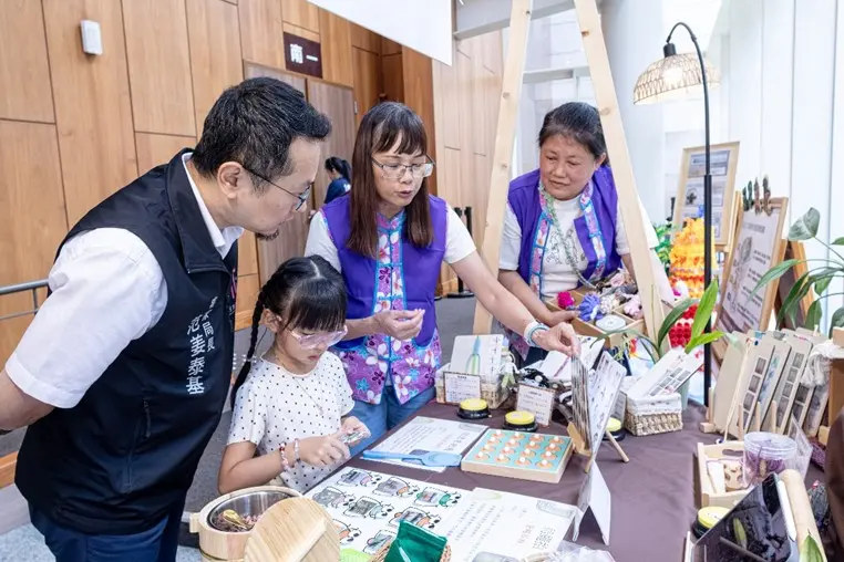 龍潭幼兒園運用多元教具及幼兒自製公仔重現龍潭大池人文景觀,並搭配菱潭陂主題繪本,將在地文化融入客語沉浸式教學。桃園市府客家局提供