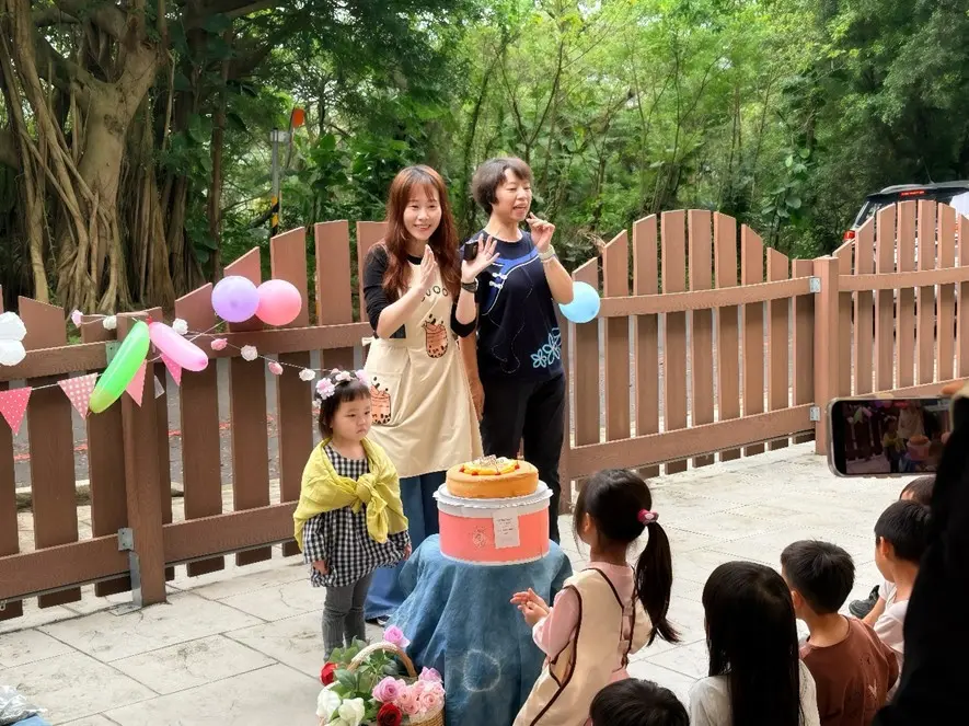 仁美國中附設幼兒園於全園慶生會中融入客語唱跳及擂茶飲品製作,讓客語自然走入幼兒生活,展現沉浸式教學突破傳統課堂界線的多元樣貌。桃園市府客家局提供