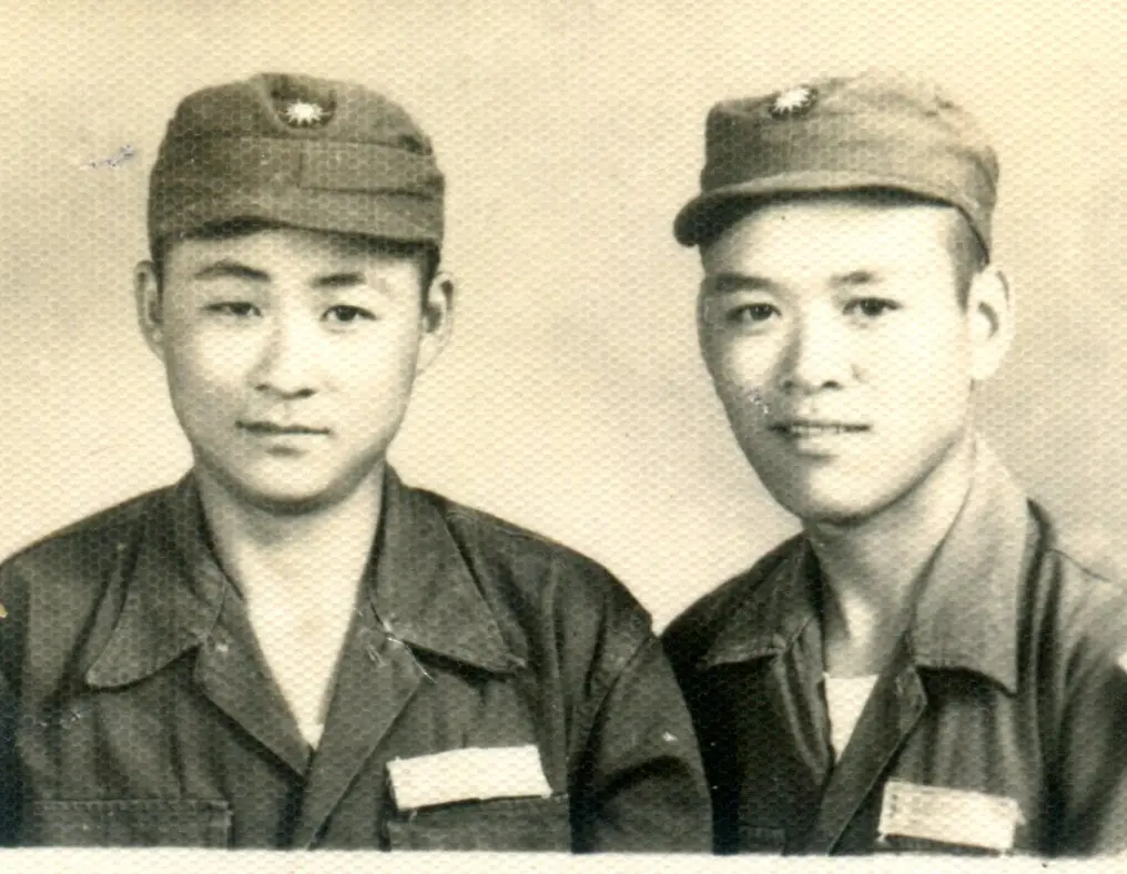 饒穎奇(左)當兵時與同袍合影。饒穎奇提供