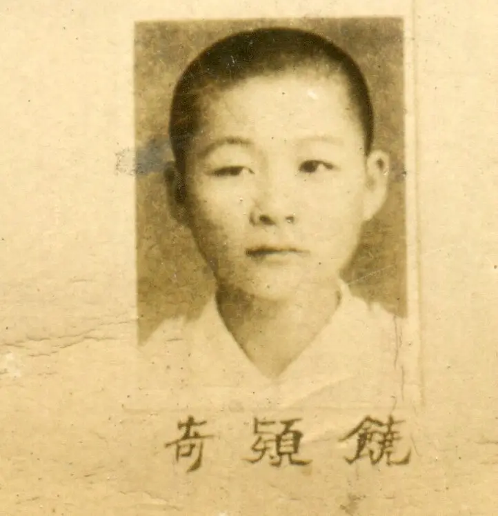 饒穎奇初中畢業照。何來美翻攝