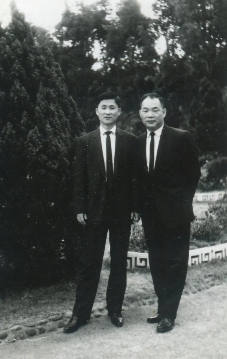 鄭松榮(右)大學畢業回台東教書,饒穎奇當選立委後,他常幫饒穎奇處理人民陳情與法律問題。鄭松榮提供