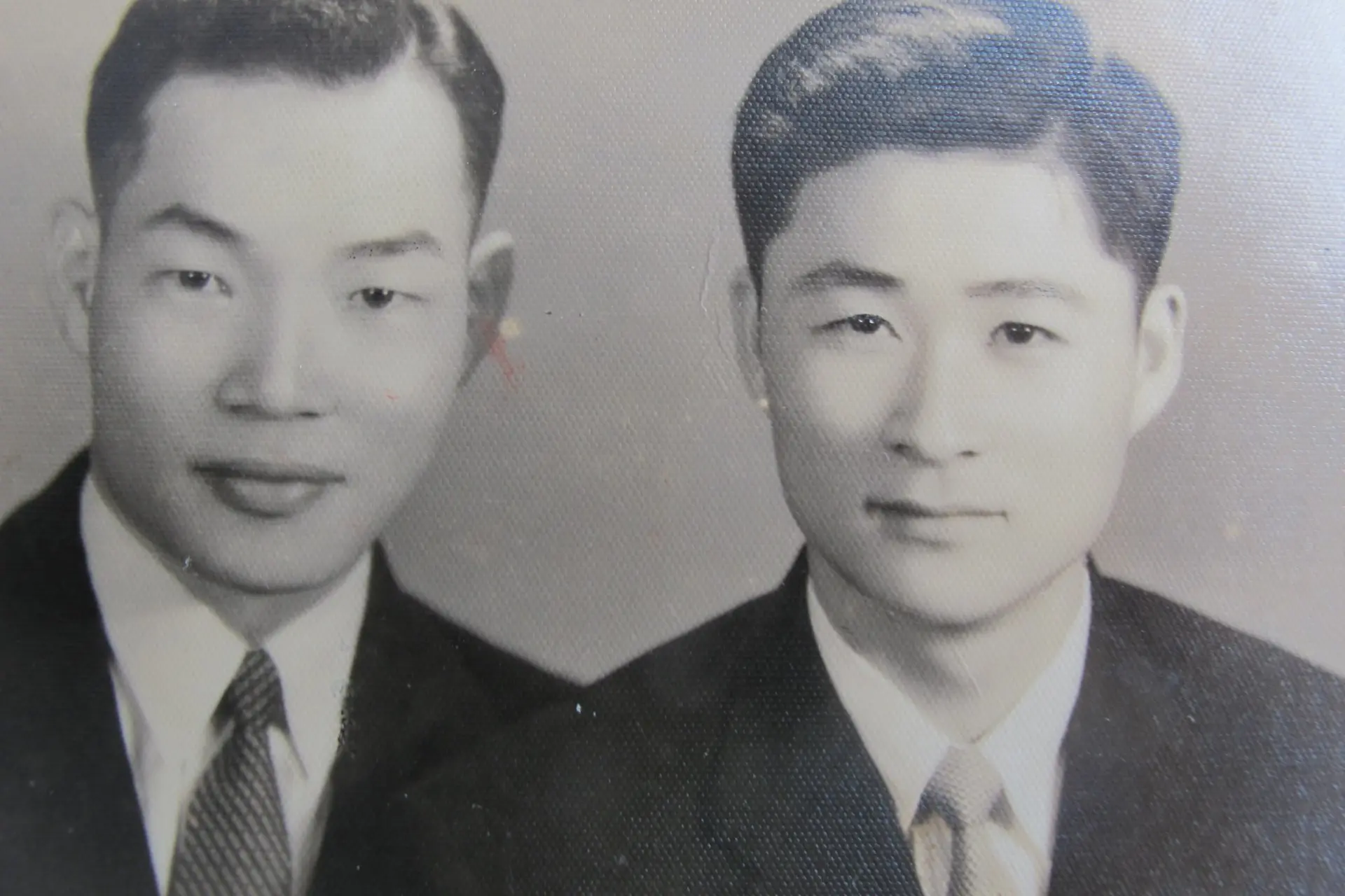 饒穎奇(右)與同學鄭松榮一起上台北考大學,鄭松榮考上台大法律系,饒穎奇卻名落孫山。鄭松榮提供
