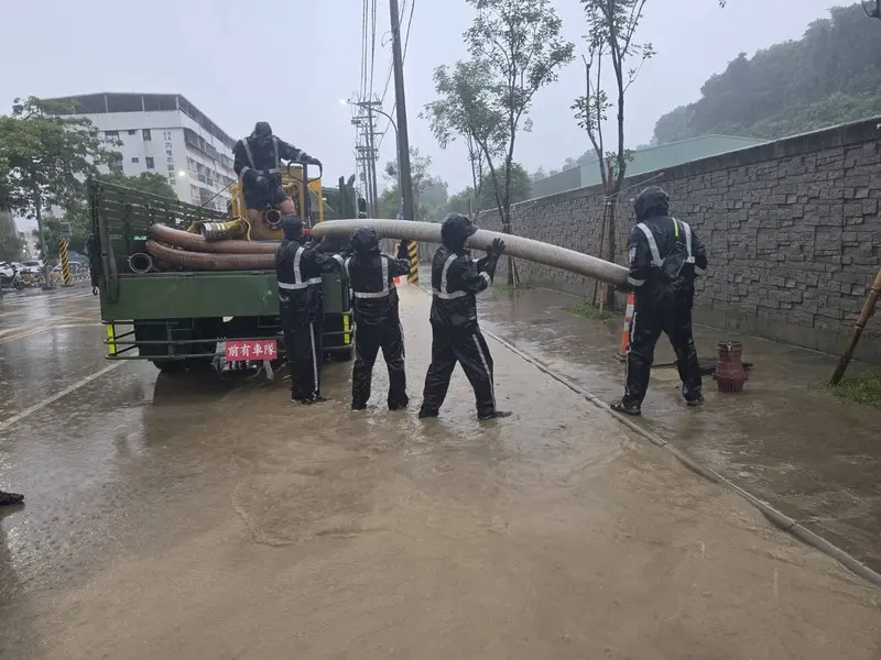 南部地區24日持續豪雨，第四作戰區派遣1072名兵力待命救災。圖為官兵協助清淤、抽水。第四作戰區提供