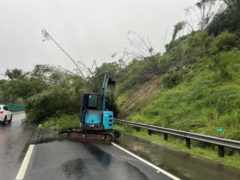 受豪雨影響，國道10號東向20.9公里燕巢段24日上午因邊坡土石及路樹滑落，暫無法通行。<br />警方提供