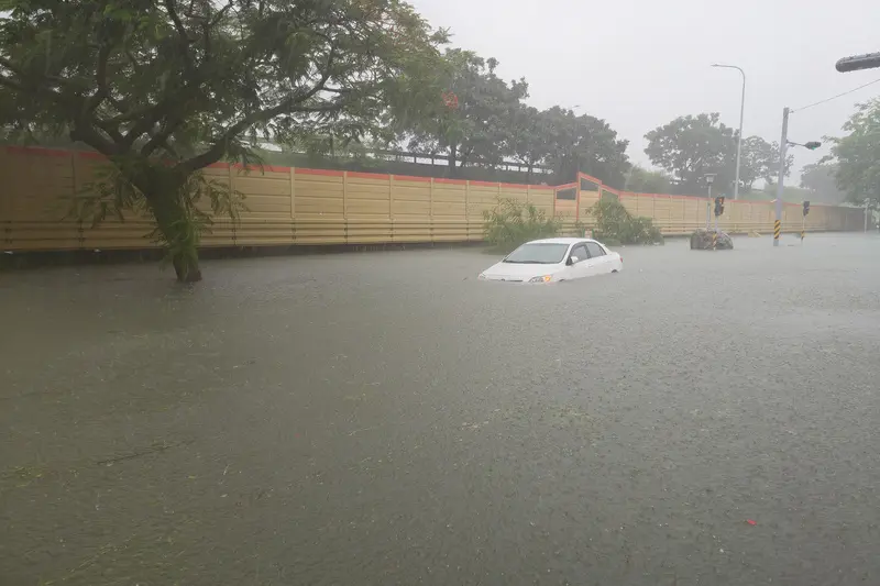 台南地區24日清晨一陣強降雨後，東區裕義路一帶嚴重<br />積水，有車輛疑似誤入泡在水中。中央社