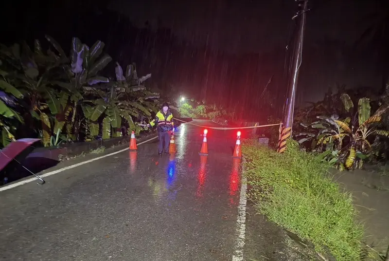 受西南風偏強及低壓帶影響，高雄連日豪大雨。田寮區內安橋往內安方向23日下午遭土石泥流淹沒坍方，造成30多名住戶受困。警方到場拉設封鎖線、架設警示燈，並管制車輛通行。高雄湖內警分局提供