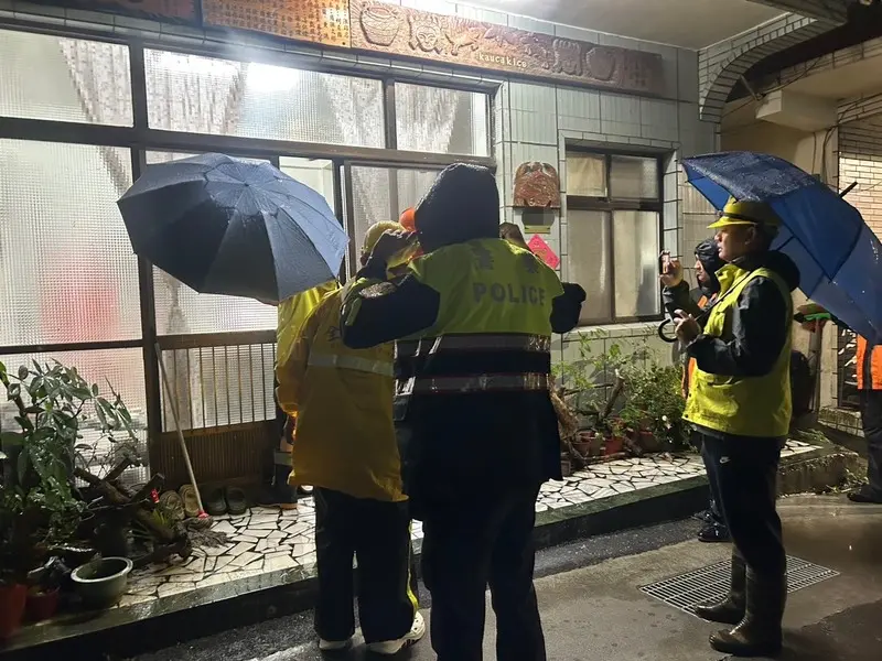 屏東縣政府枋寮分局23日深夜配合鄉公所、村長、消防及國軍等單位，前往獅子鄉等處執行預防性撤離，以柔性勸導方式引導居民離開高風險區域。枋寮警分局提供
