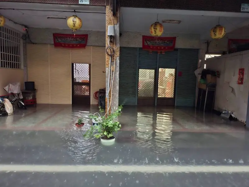 連日豪雨，屏東24日仍有多處路段積淹水，東港鎮船頭里等處水漫進民宅。東津里長葉而項提供