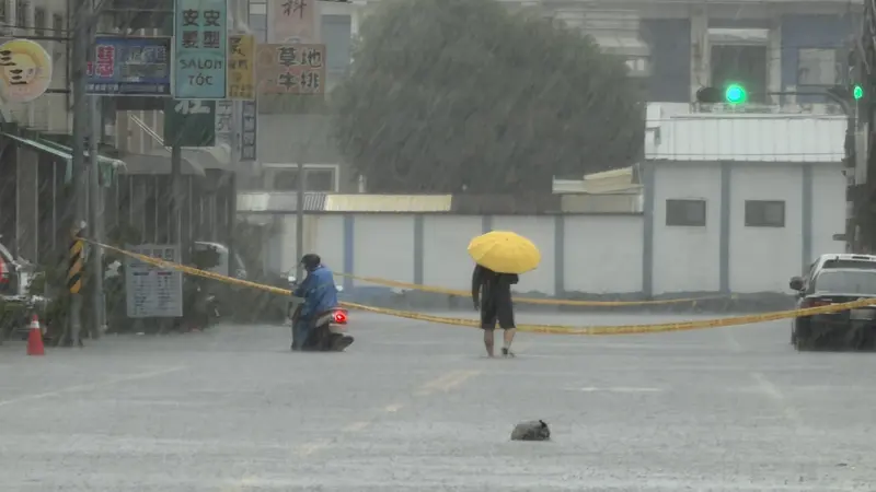 屏東地區從23日起雨勢未歇，造成多條道路積淹水嚴重，為安全起見，24日多處道路拉起封鎖線管制。中央社