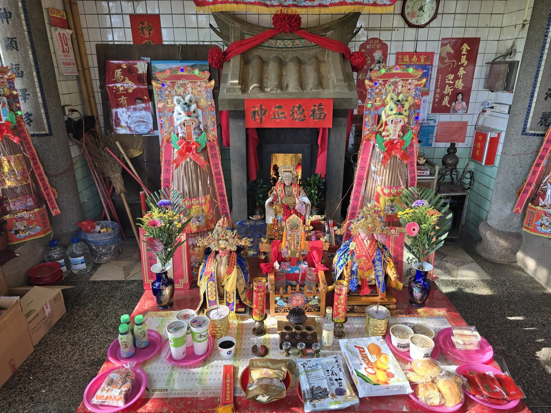 毅然媽祖、湖口下北勢福德祠、苗栗白沙屯風頭厝福德祠於富岡百年老伯公廟宇處作客。張博舜提供