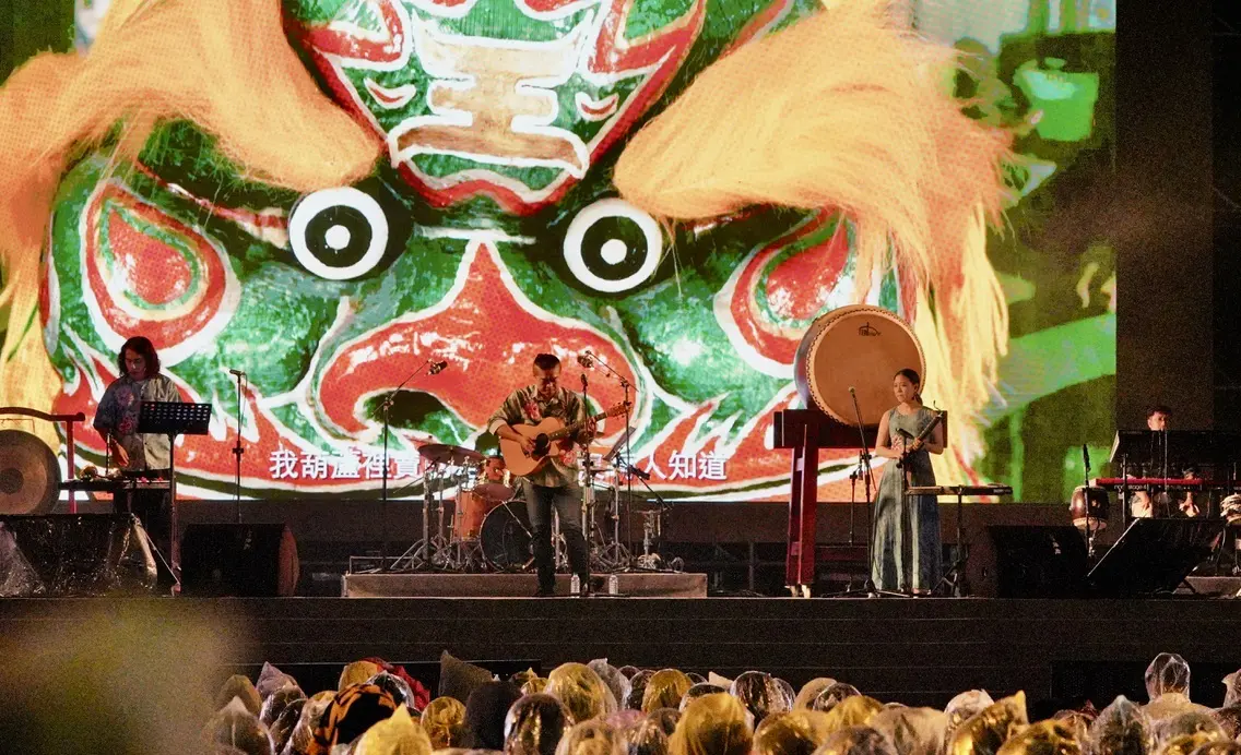 義民之夜除了現場的布置、演出的歌曲都以客家為主軸外，連視覺意象都充滿各種客家元素。莊勝鴻攝