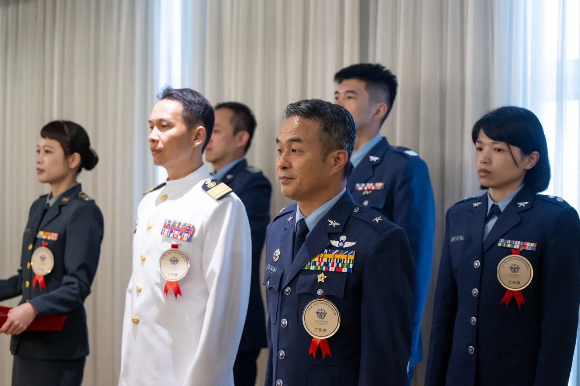「軍人節暨全民國防教育日表揚活動」今天登場，總統賴清德向獲獎國軍及推動全民國防工作的夥伴表達肯定。總統府提供