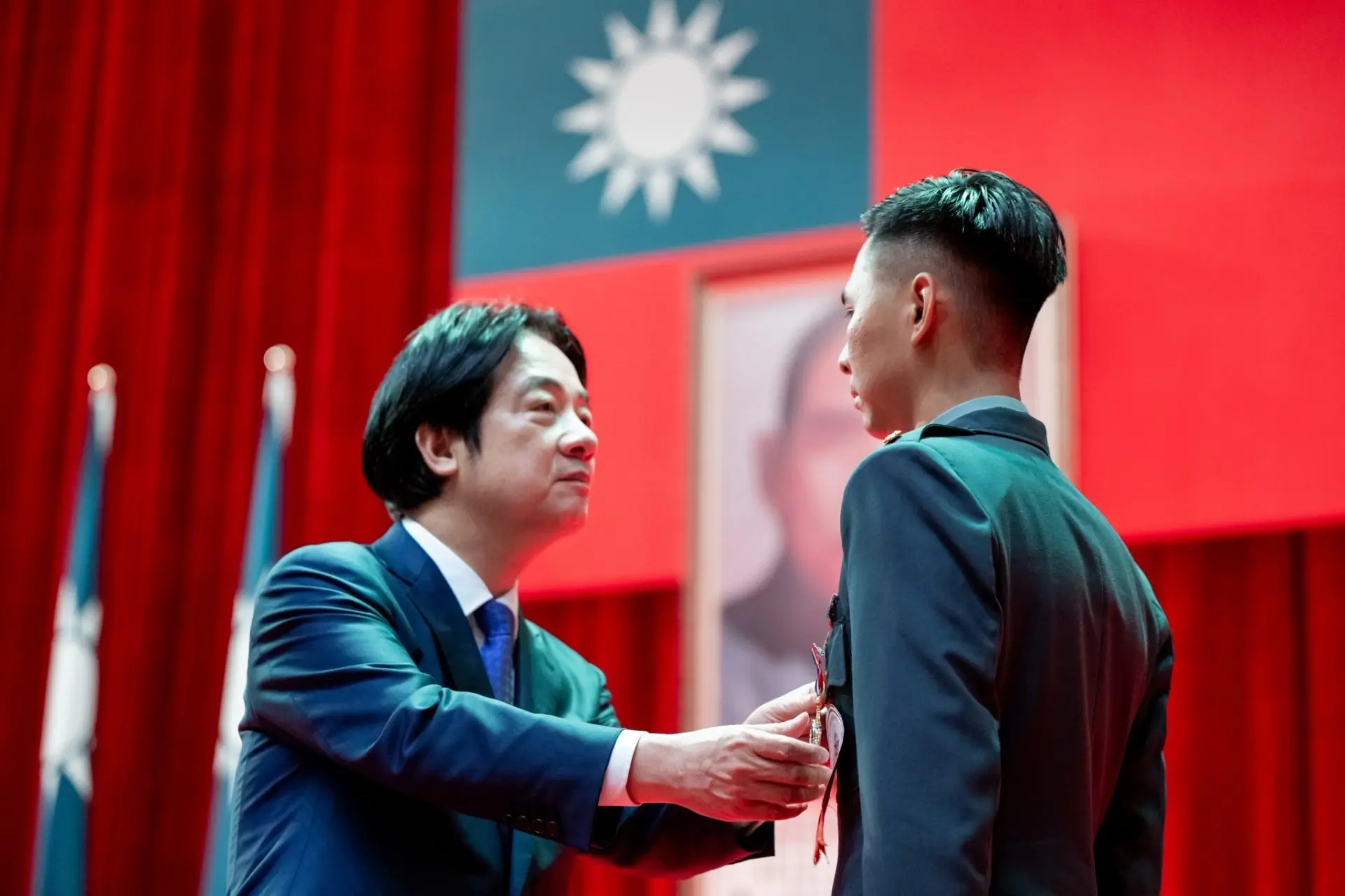 總統賴清德今天頒獎表揚國軍楷模、模範團體，以及全民國防教育、敬軍活動和後備工作的優秀夥伴。總統府提供