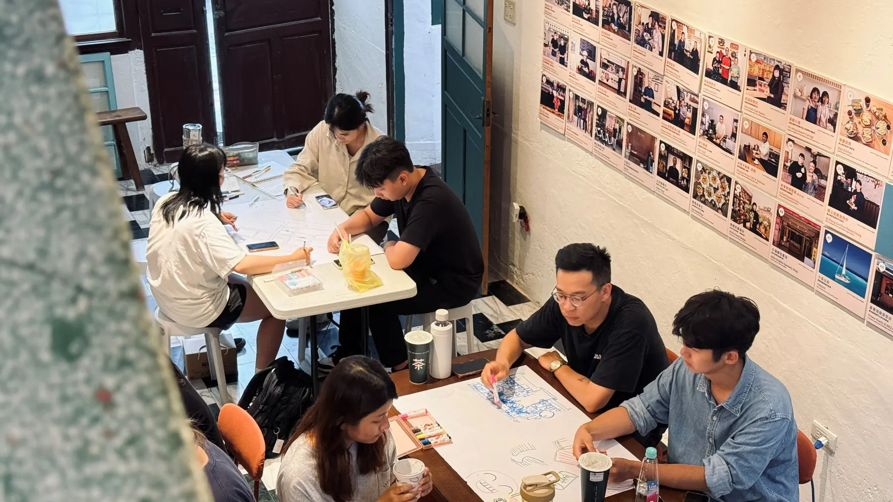 教育部青年發展署串聯全台各地「青聚點」，舉辦40場「青年小聚」，邀請18至35歲、對地方創生及社區參與有興趣的青年報名免費參加。圖為金魚厝邊邀請曾參與災後行動的實踐者，於青年小聚中分享災後行動與韌性社區實踐經驗。教育部提供