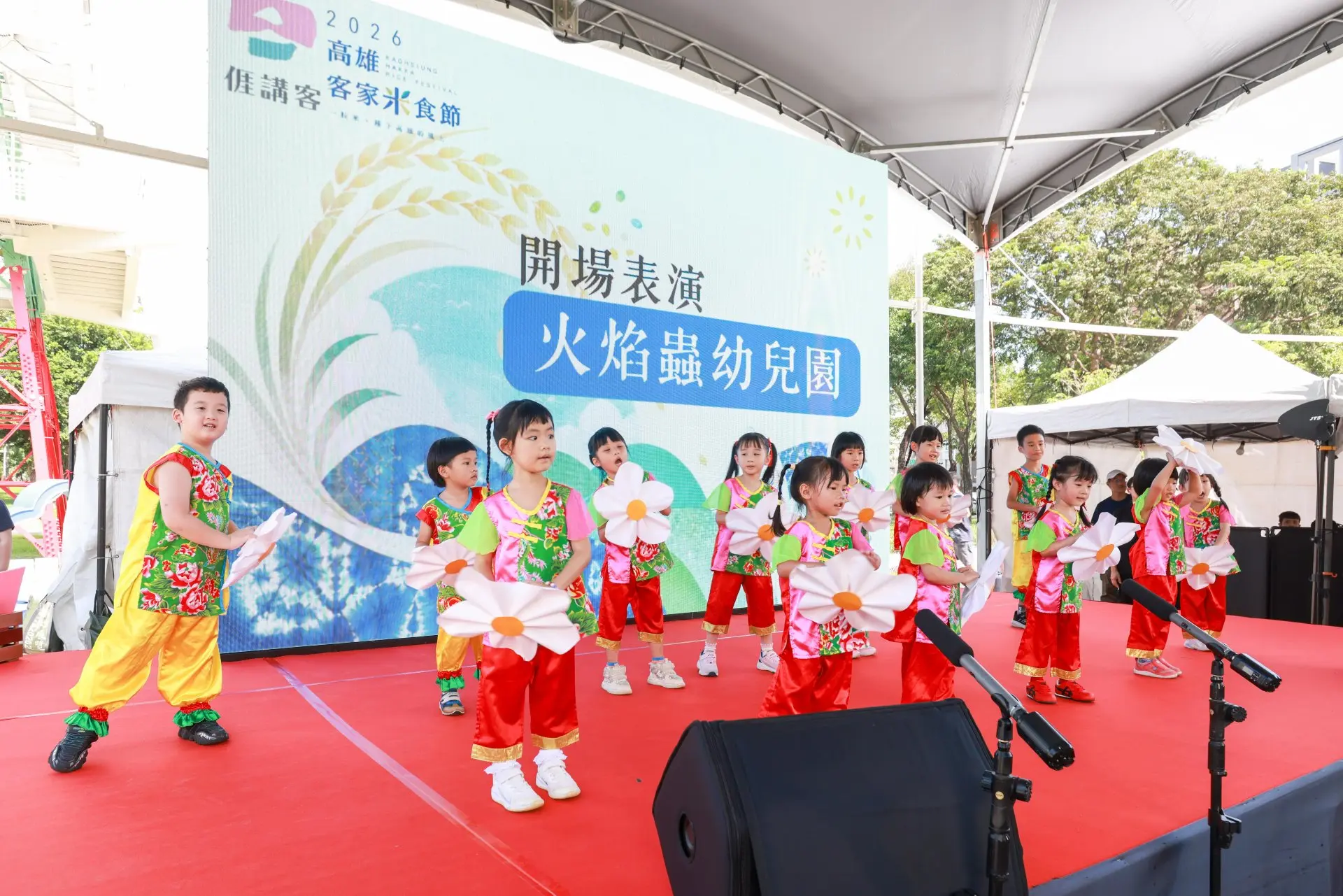 客語沉浸非營利幼兒園火焰蟲幼兒園在高雄客家米食節帶來客語音樂舞蹈演出。高雄市客委會提供