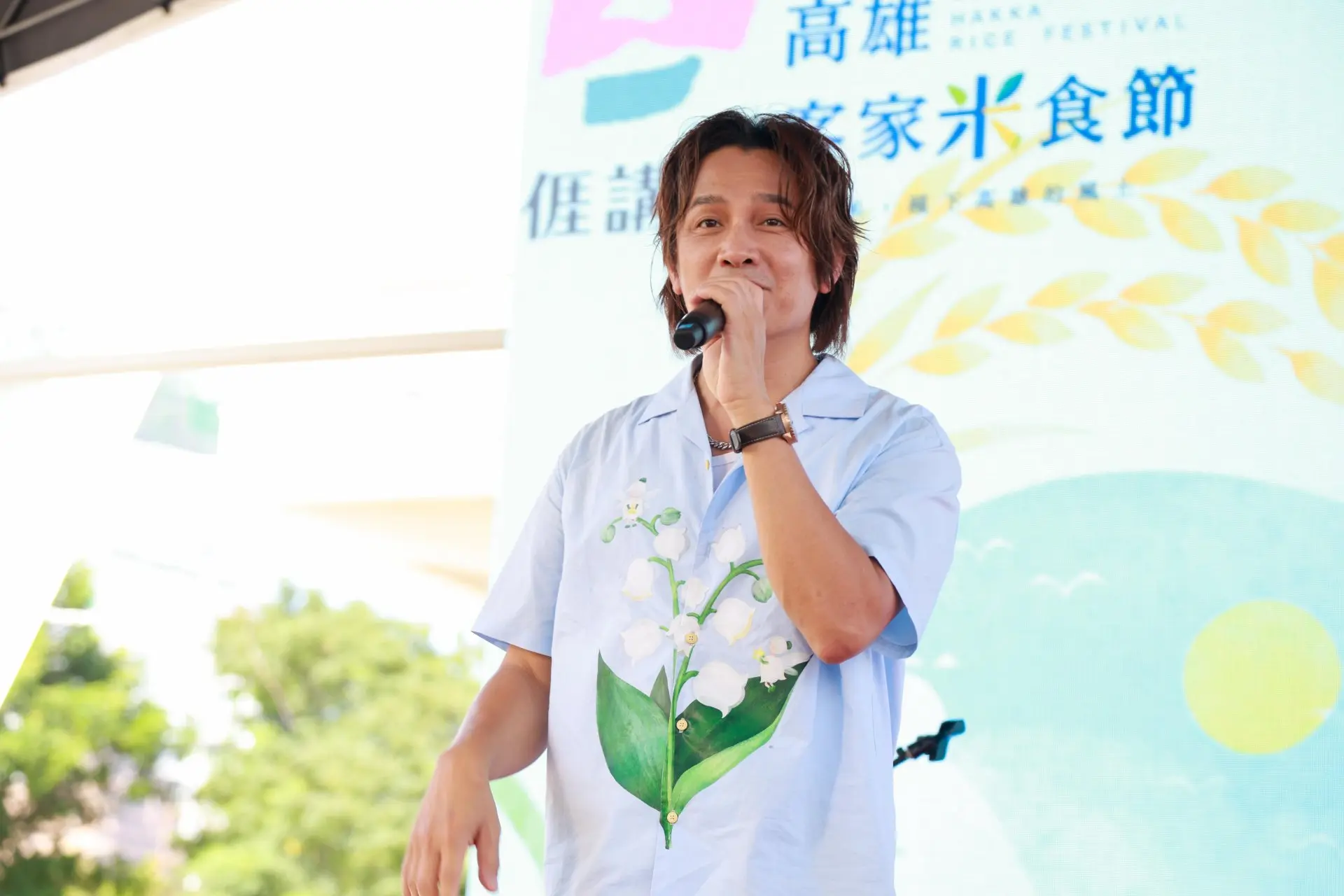 金曲歌王羅文裕在高雄客家米食節登台演出。高雄市客委會提供