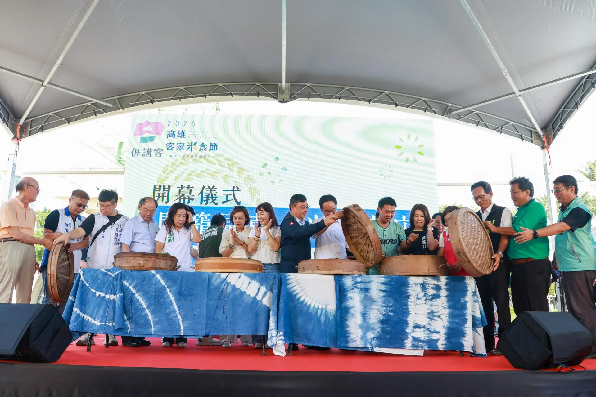 蒸籠掀開的瞬間,熱氣裊裊、粄香四溢,「高雄客家米食節」在高雄盤花公園登場。高雄市客委會提供