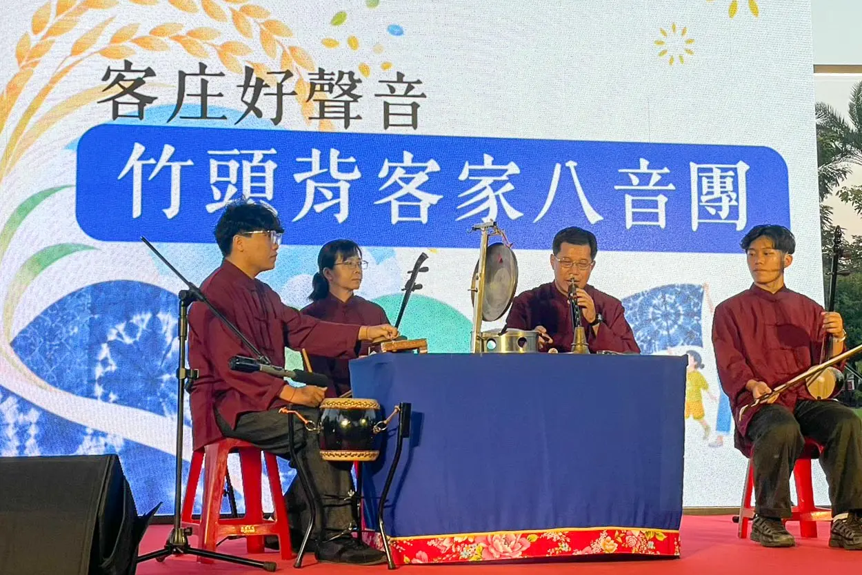 竹頭背客家八音團在高雄客家米食節演出。高雄市客委會提供