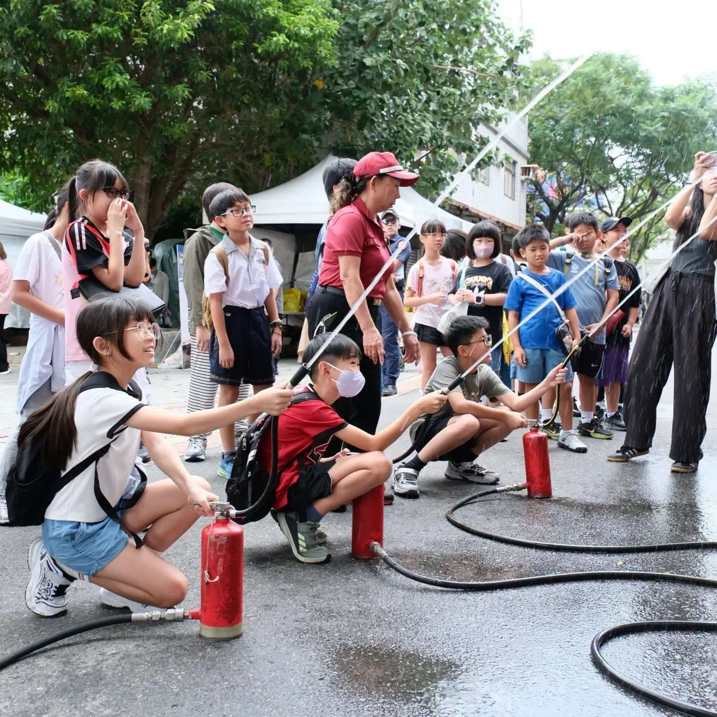 民間防災部分，內政部已輔導籌組逾275隊「台灣民間自主應變隊（T-CERT）」、培訓超過5000名第一線隊員，全台防災士也已突破17萬6000人。內政部提供