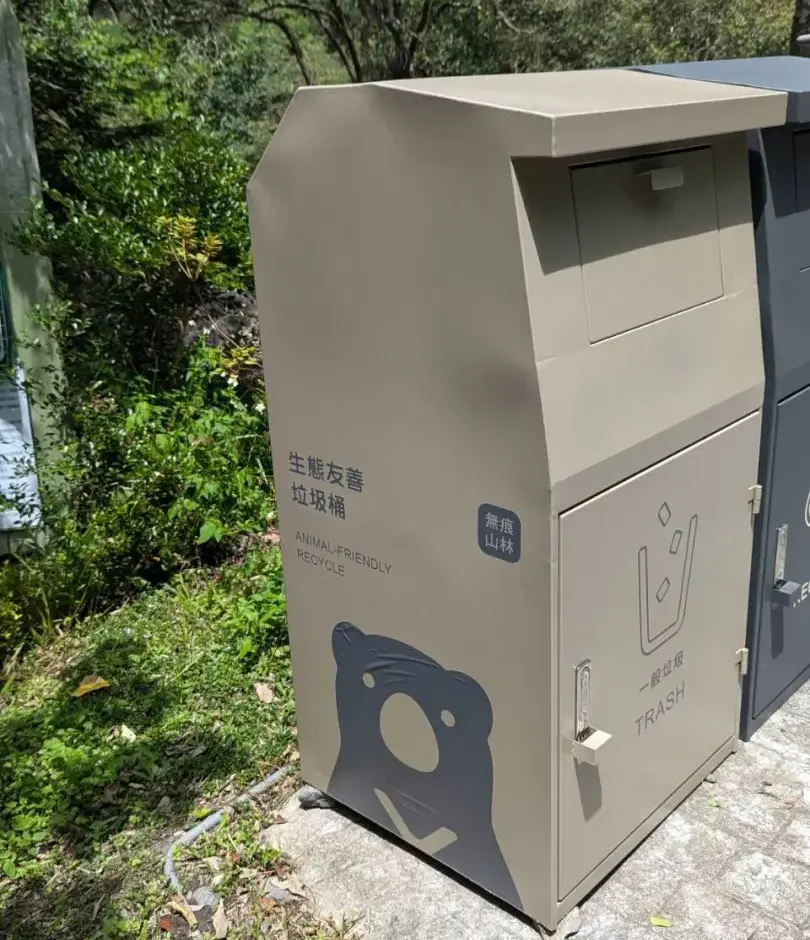針對山區垃圾管理，林業保育署推動防熊垃圾桶布建，降低黑熊取得人類食物的誘因。林保署提供