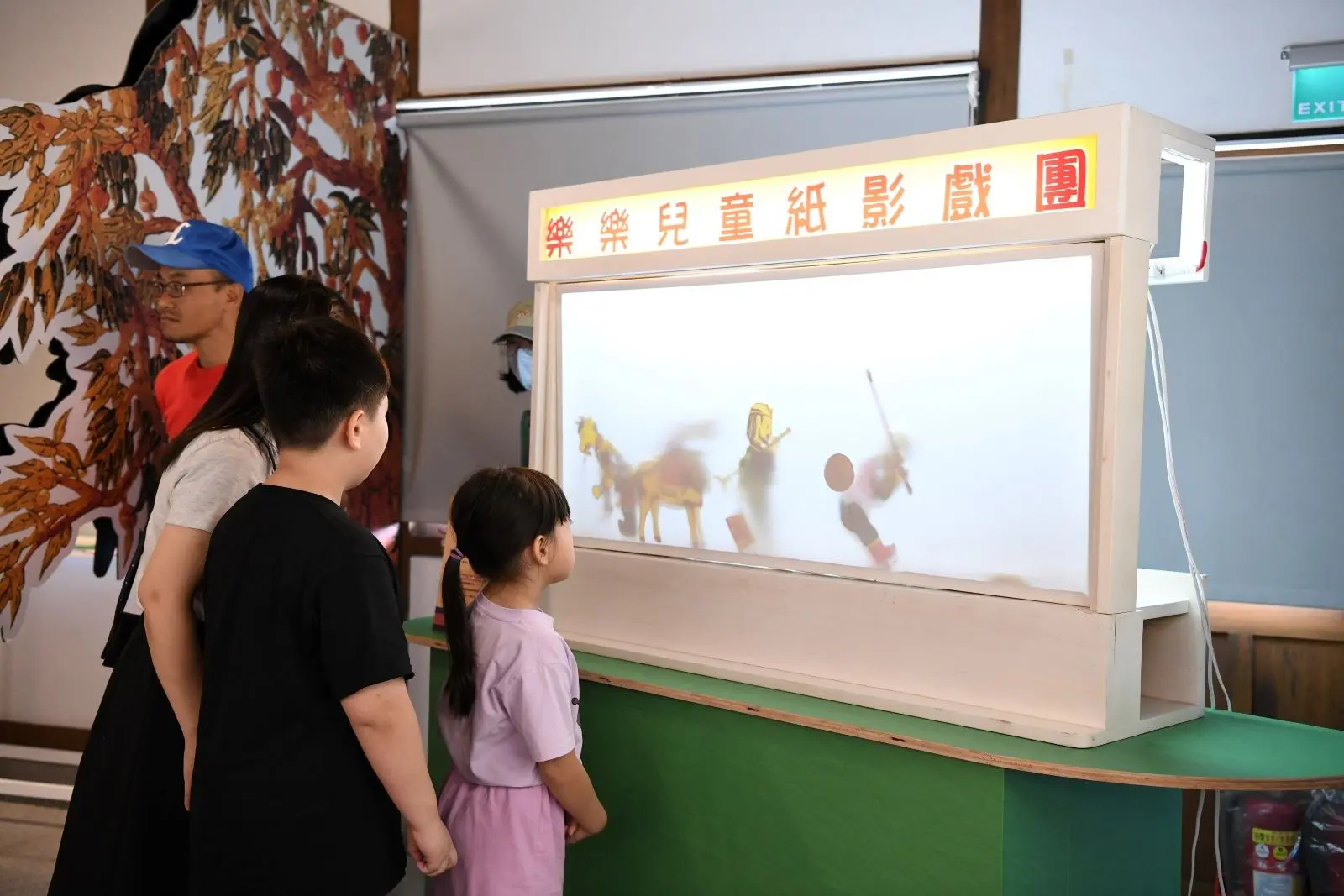 特展中的樂樂兒童紙影劇團。屏東縣政府提供