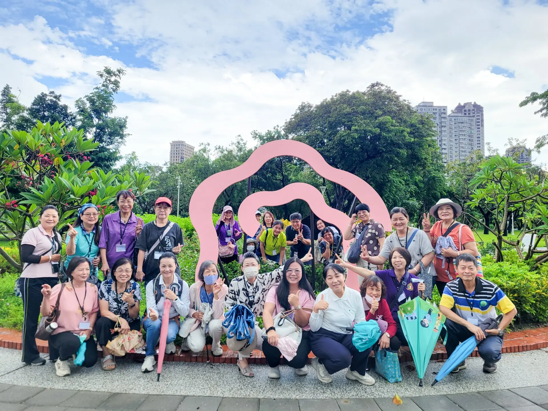 在建築師的導覽下,客語薪傳師走讀盤花公園,發現公園中的客家文化。高雄市客委會提供