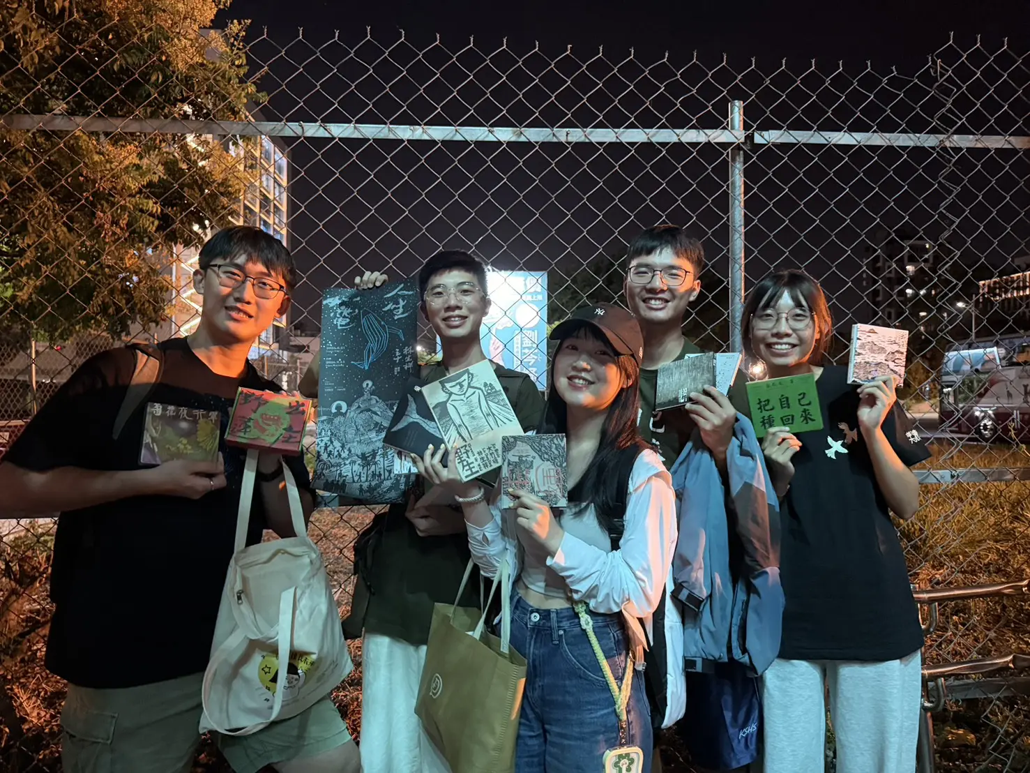 台灣大學客家研究社的國際企業學系大五生李冠霖(左1)與同學們一起當日來聽生祥樂隊30週年演唱會。簡琬真攝