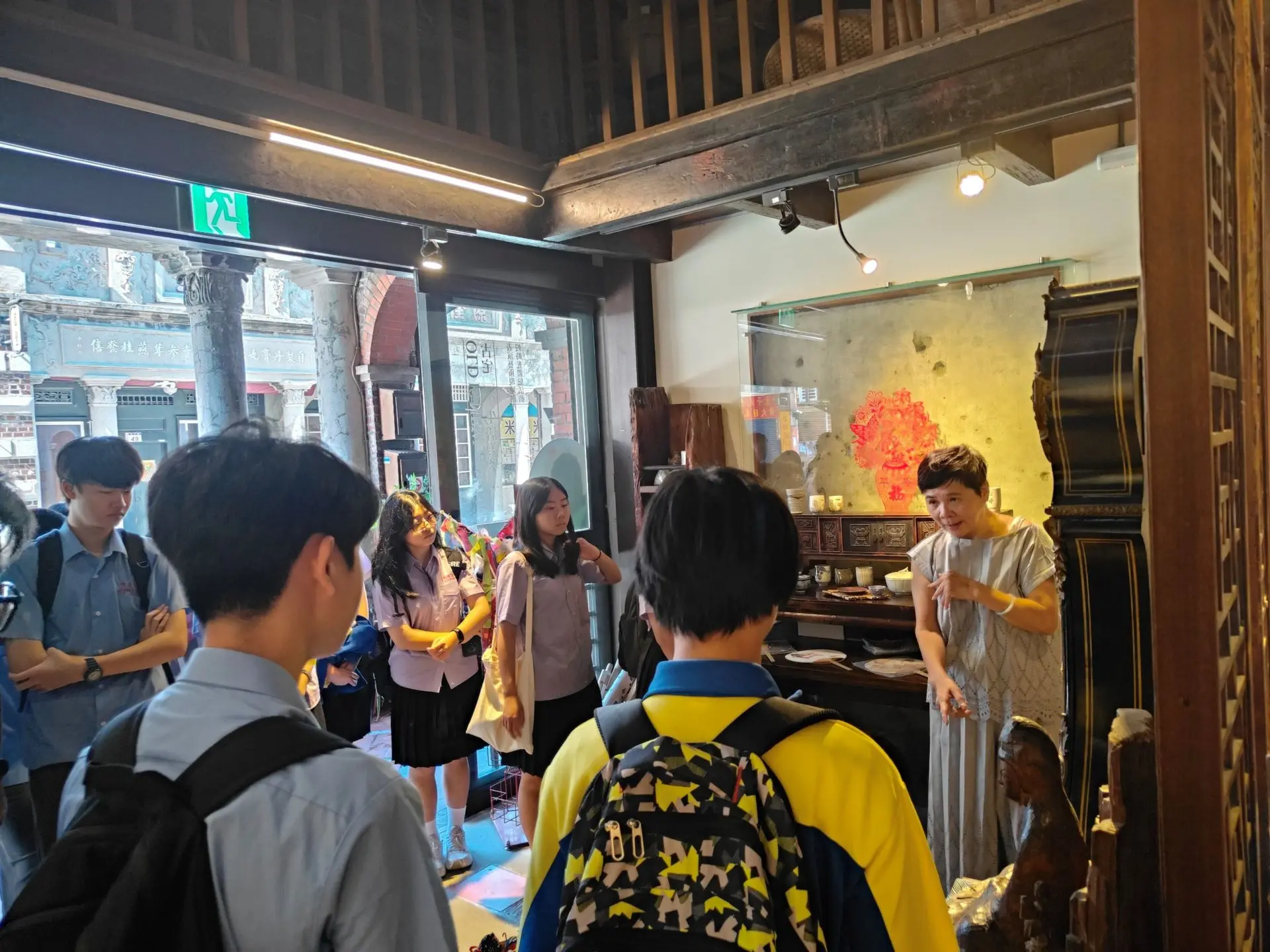 源古本舖古正君負責人(右1)為學生講解建築特色及古宅保存故事。文化部提供