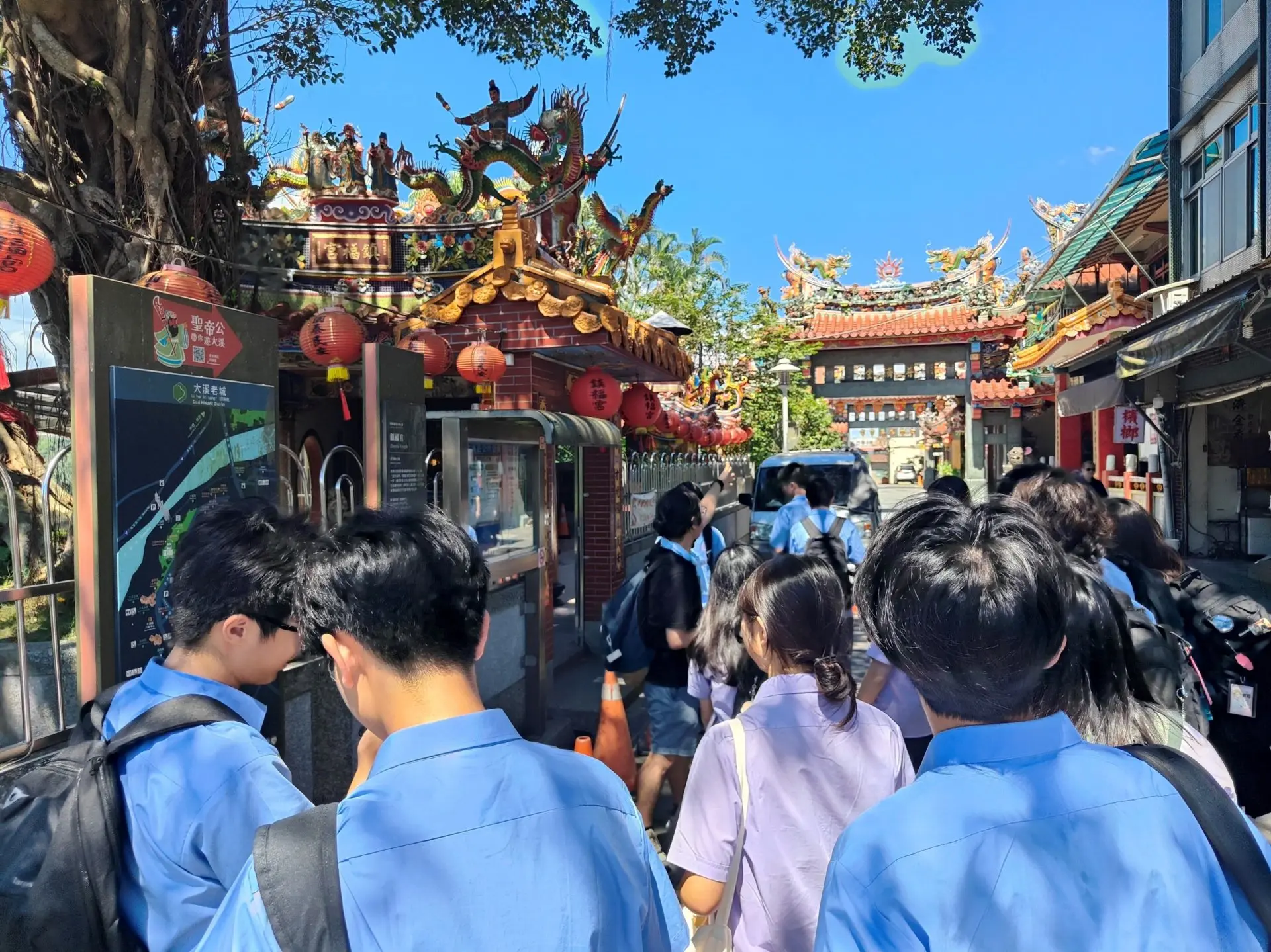 老師帶領學生走讀大溪老街區,讓學生更了解當地的歷史風貌。文化部提供