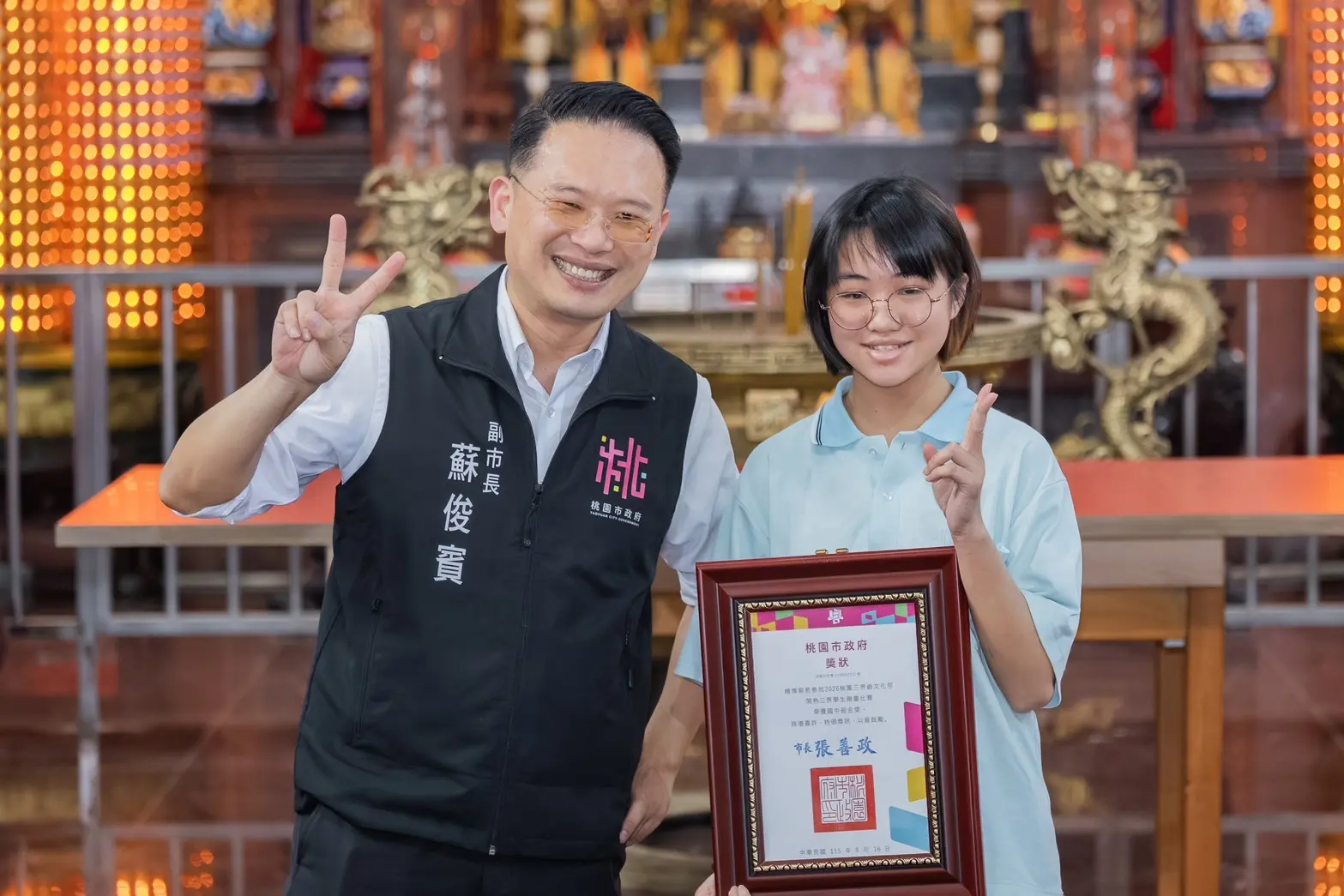 桃園國中九年級楊博甯同學,以細膩畫風創作《三界香火》,榮獲「鬧熱三界學生繪畫比賽」國中組金獎。桃市客家局提供