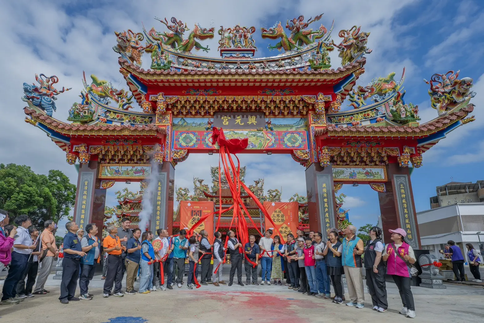 2026桃園三界爺文化祭適逢興元宮126週年,廟方新建牌樓,現場與會貴賓共同揭牌。桃市客家局提供