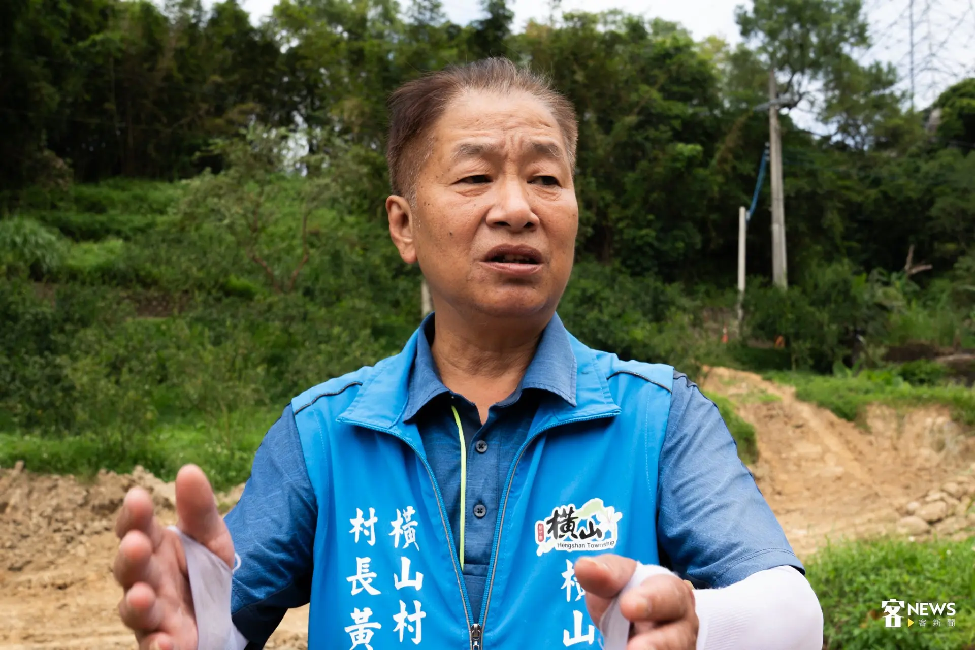 橫山村長黃振明說，農村水保署近年整治溪溝時，多捨棄混凝土工法，轉而採用「自然」作法。蔡依璇攝