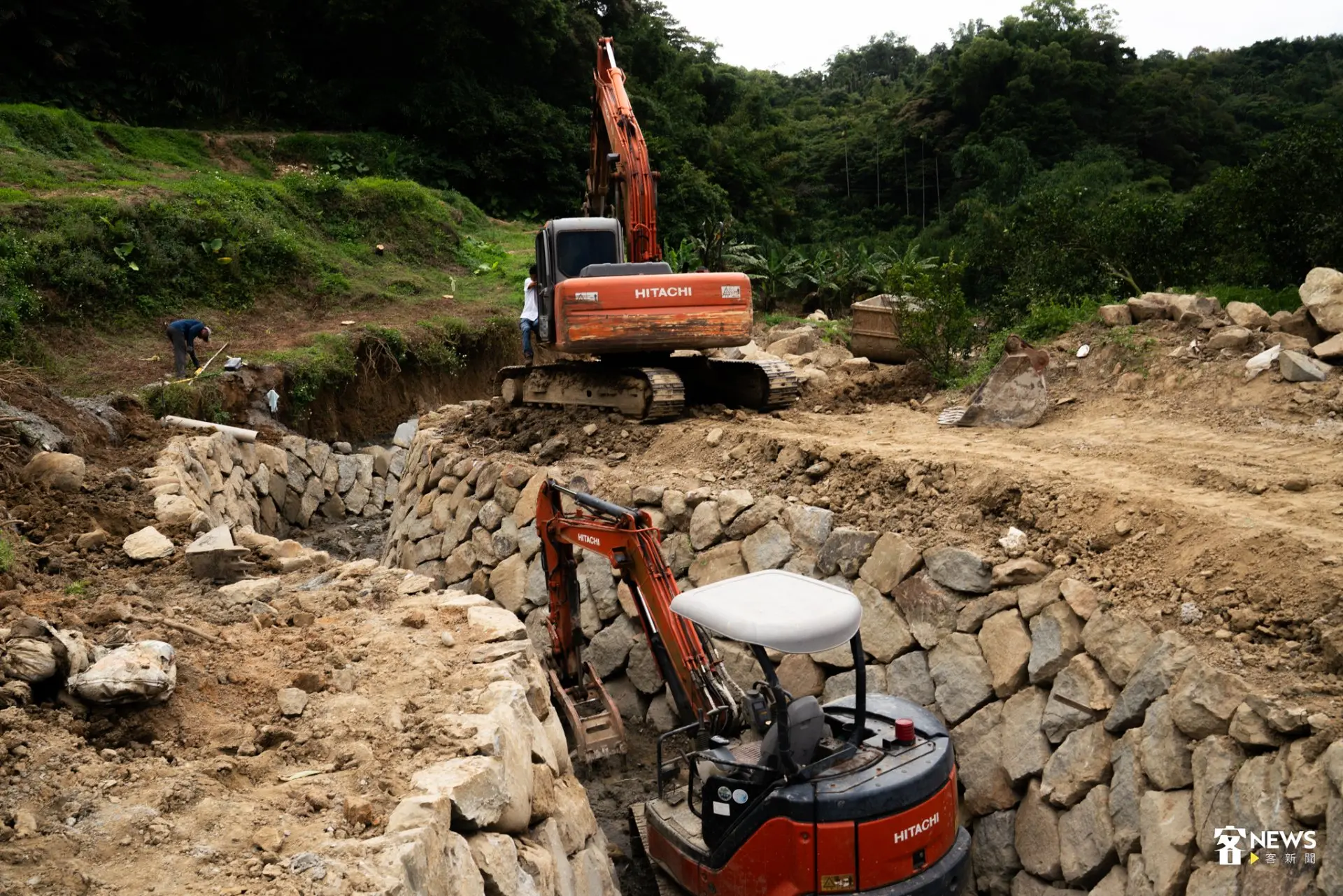 橫山村油羅溪源頭，兩台怪手一上一下進行一種不同於傳統的乾砌石護岸工程。蔡依璇攝